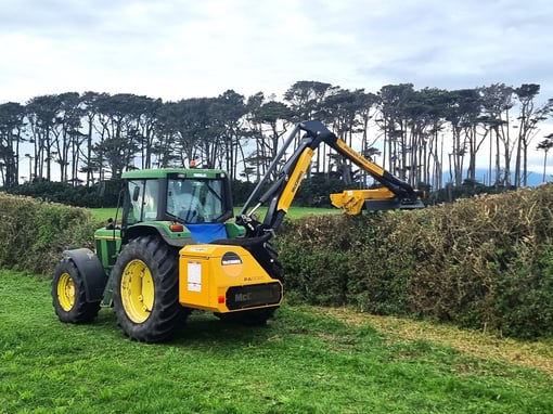 Hedgecutting in Taranaki with McConnel PA6085