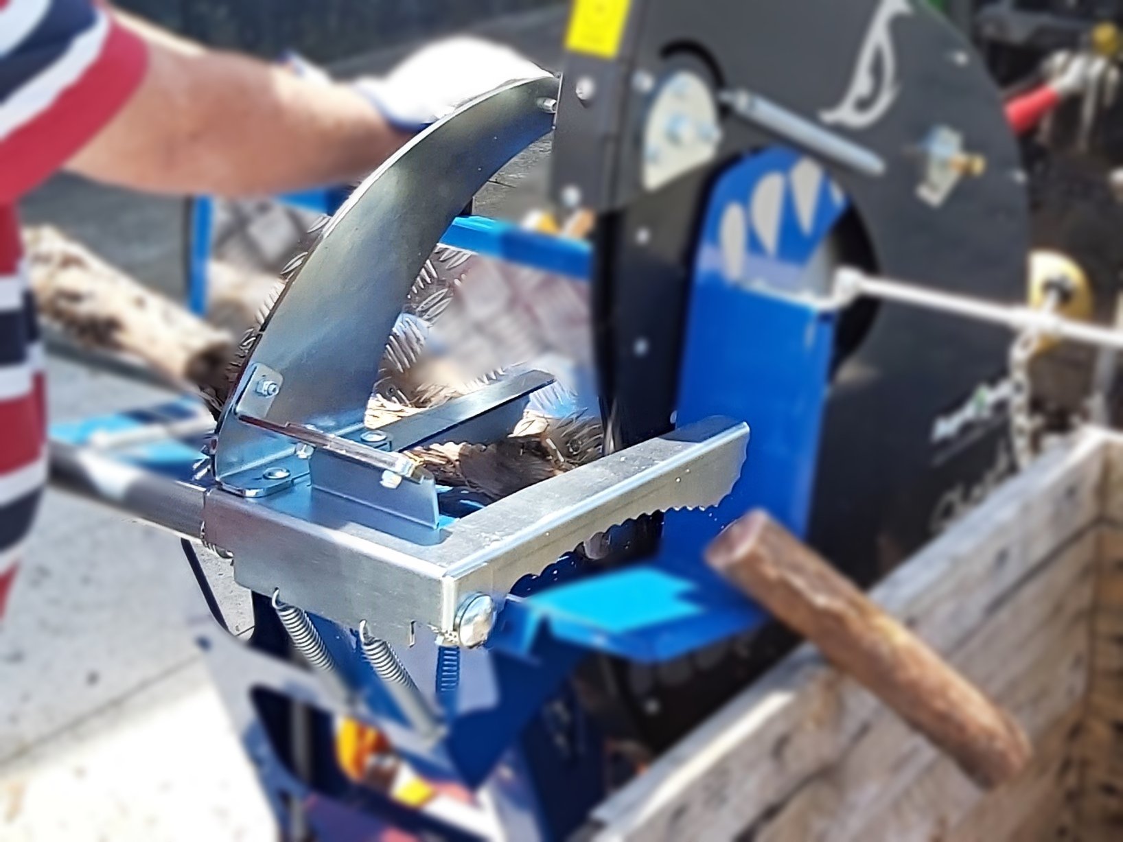 R700_Shark_Safe_Log_Holder_Clamp_Blurred